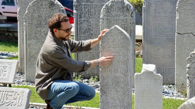 Fatih Sultan Mehmet’in ressamının mezar taşı Bursa’da korunuyor Fatih Sultan Mehmet'in emriyle İtalya'da eğitim aldıktan sonra portresini çizen,