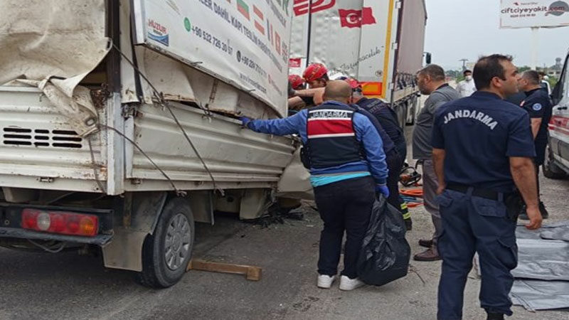 Bursa'nın Karacabey ilçesinde, kamyonetin park halindeki tıra çarpması sonucu 2