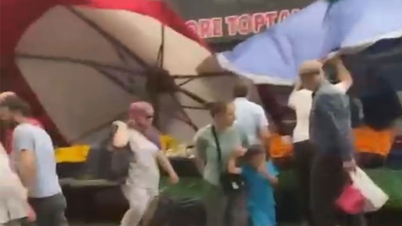 Bursa’da lodos yaşamı olumsuz etkiledi; pazar tezgahları devrildi