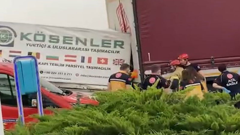 Bursa’da korkunç kaza: Sıkışan sürücüyü kurtarmak içi seferber oldular