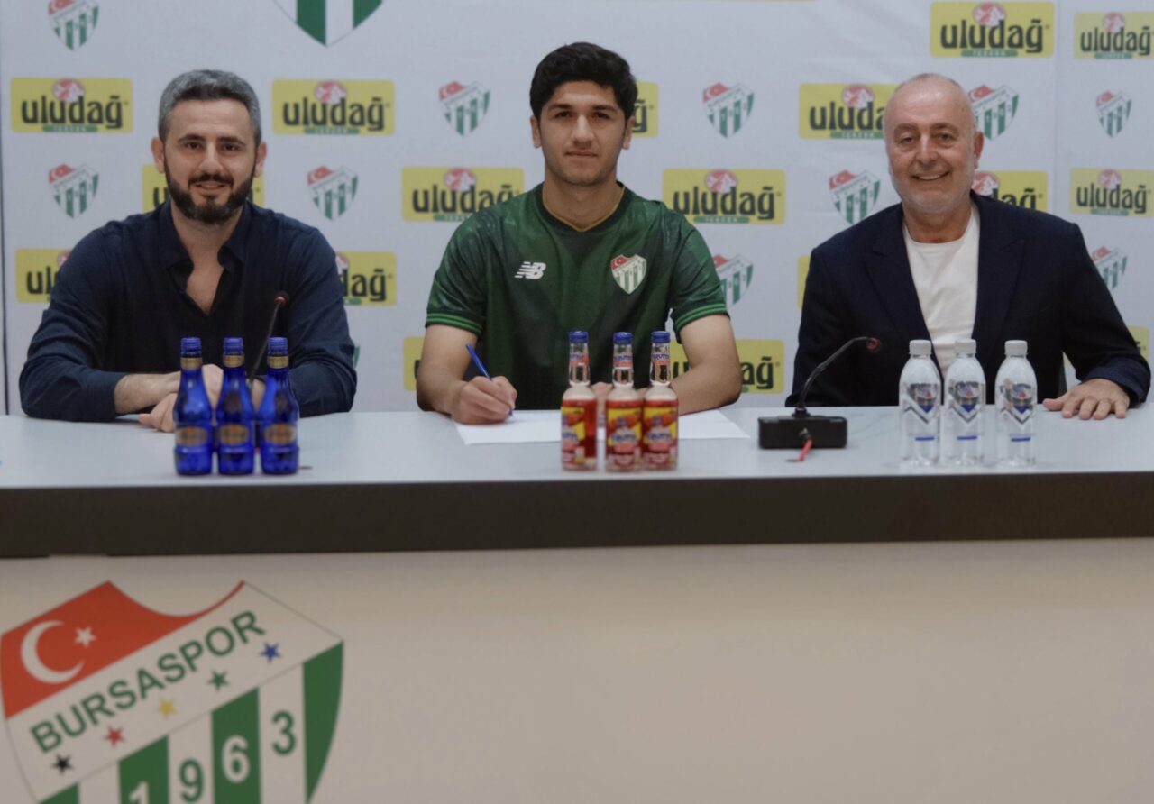 Bursaspor’dan 26 gollü isme profesyonel imza Bursaspor’dan 26 gollü isme profesyonel imza