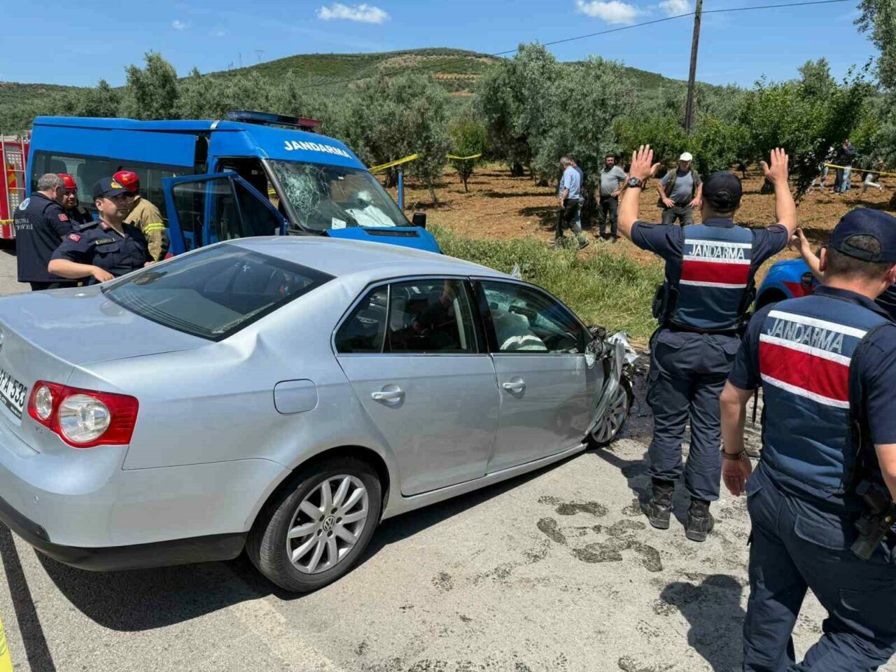 Bursa’da hatalı sollama yapan otomobil jandarma ekibiyle çarpıştı: 1 ölü, 2 yaralı Bursa’da hatalı sollama yapan otomobil jandarma ekibiyle çarpıştı: 1 ölü, 2 yaralı