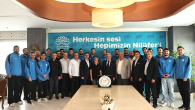 Hentbolcular başarılarını Başkan Şadi Özdemir’le paylaştı