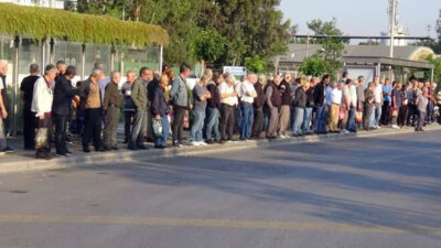 23 bin işçi greve çıktı! Otobüs duraklarında yoğunluk