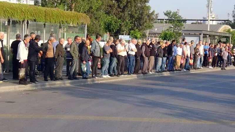 23 bin işçi greve çıktı! Otobüs duraklarında yoğunluk