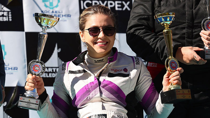 Bursa’nın gururu Kübra, kupalara doymuyor! Bursa’nın gururu Kübra, kupalara doymuyor!