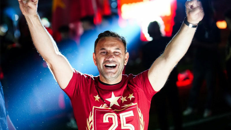 Galatasaray’dan Okan Buruk’a dev zam Galatasaray'da üst üste 3. kez şampiyonluk sevinci yaşayan Okan Buruk'un