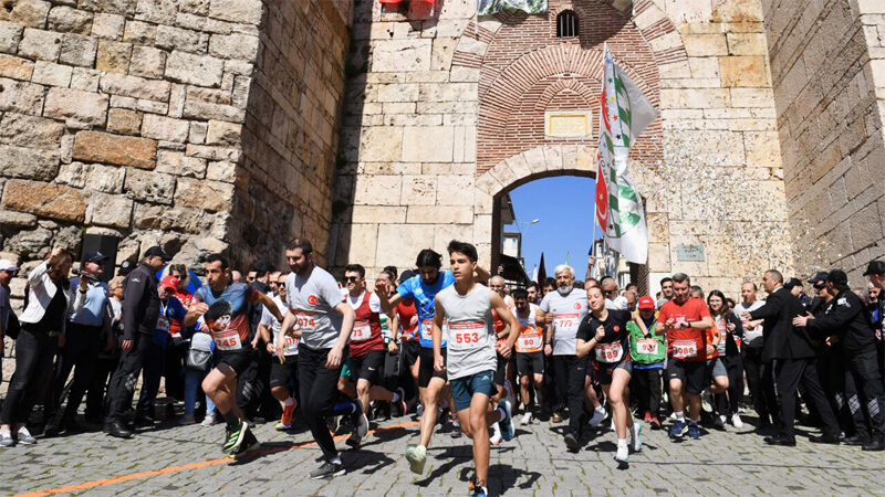 Bursa’da Tarihi Kent Koşusu coşkusu Osmangazi Belediyesi tarafından bu yıl 20’ncisi düzenlenen Osman Gazi’yi Anma