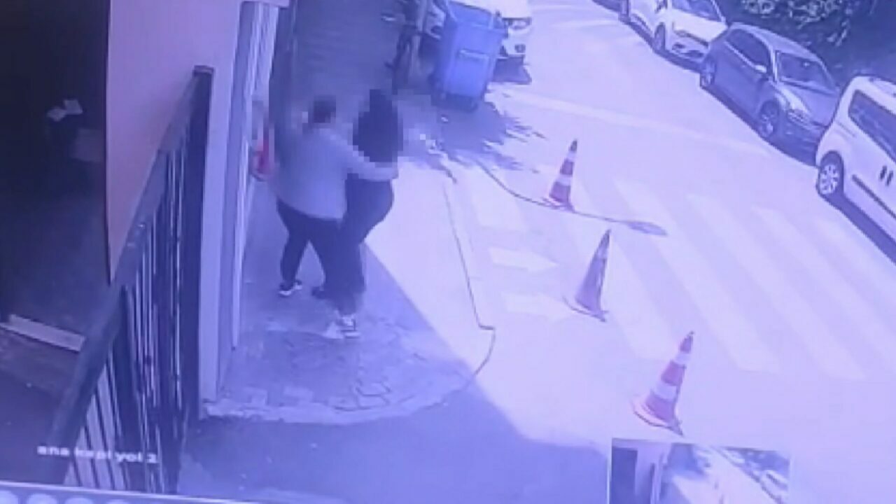 Lisede dehşet! Tuvalette arkadaşını bıçakladı Lisede dehşet! Tuvalette arkadaşını bıçakladı