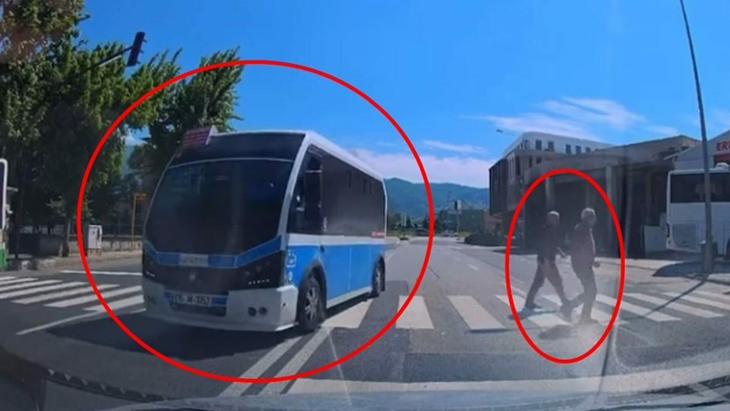 Bursa’da kırmızı ışıkta akıl almaz olay Bursa’da kırmızı ışıkta akıl almaz olay