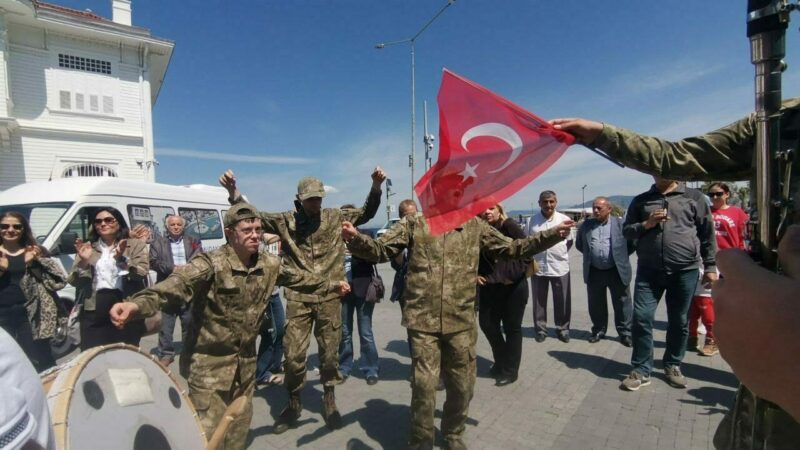 Bursa'nın Mudanya ilçesinde özel gereksinimli bireylere yönelik temsili asker eğlencesi