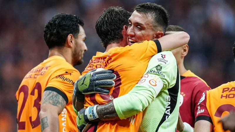 Şampiyon Galatasaray, Muslera ve Mertens'in veda ettiği maçta Başakşehir'i mağlup