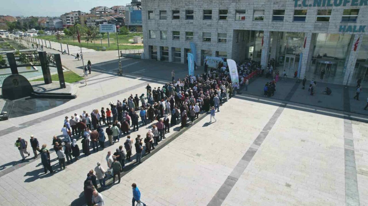 Bursa’da ücretsiz dağıtılıyor! Metrelerce kuyruk oluştu Bursa’da ücretsiz dağıtılıyor! Metrelerce kuyruk oluştu