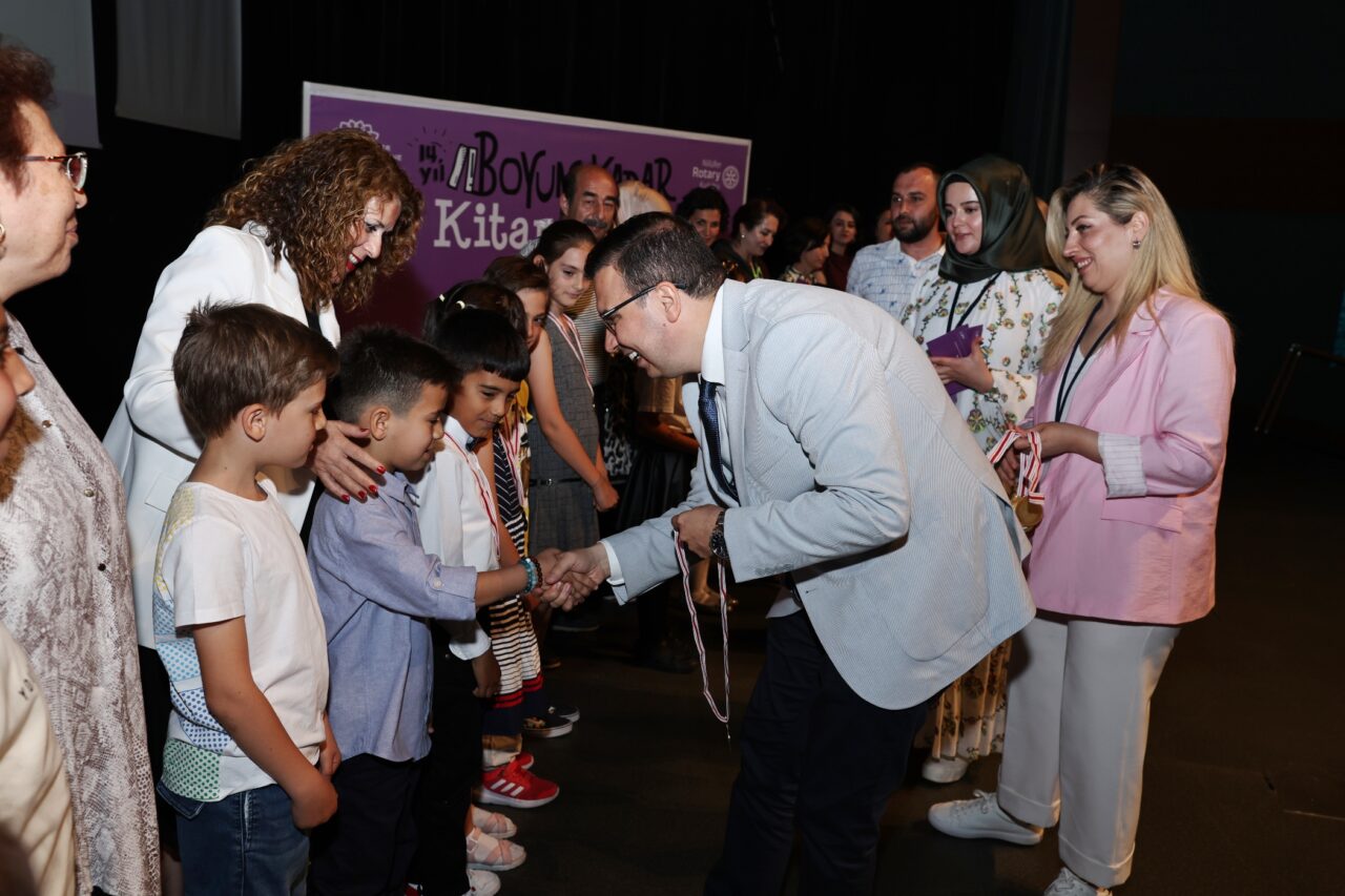 Boyları kadar kitap okudular, ödülleri kaptılar Boyları kadar kitap okudular, ödülleri kaptılar