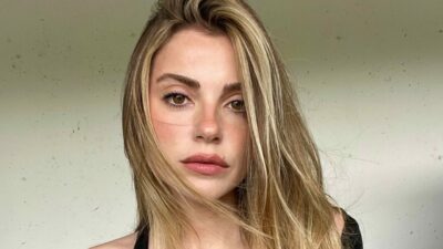 Ünlü oyuncunun dekoltesi nefesleri kesti!