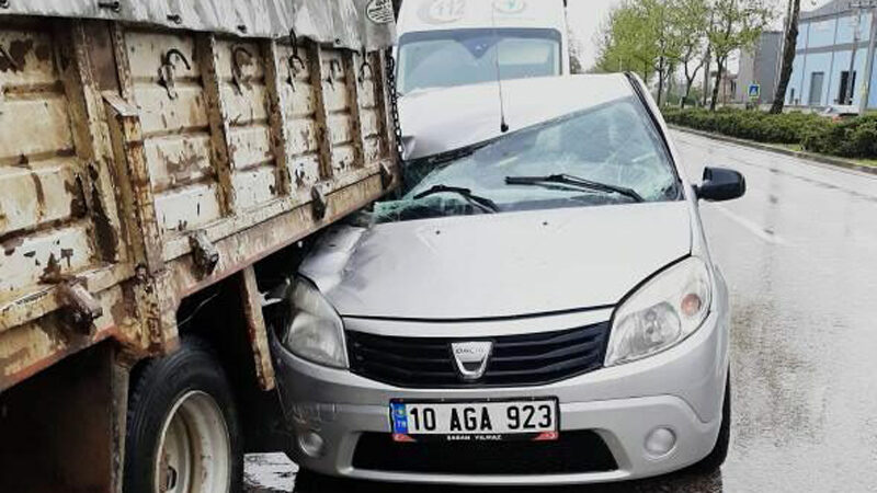 Bursa’da park halindeki kamyona çarptı Bursa’nın İnegöl ilçesinde, yağış nedeniyle kayganlaşan yolda kontrolden çıkıp park