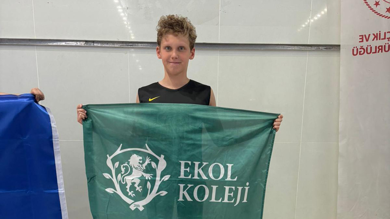 Ekol Koleji’nde sporun gücü: Aras’tan Bursa Yüzme Şampiyonasında üç altın madalya!