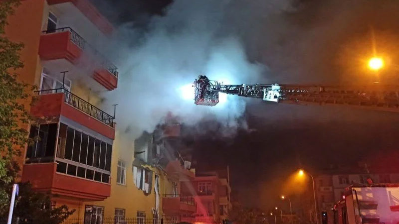 Dört katlı binada patlama: 12 yaralı