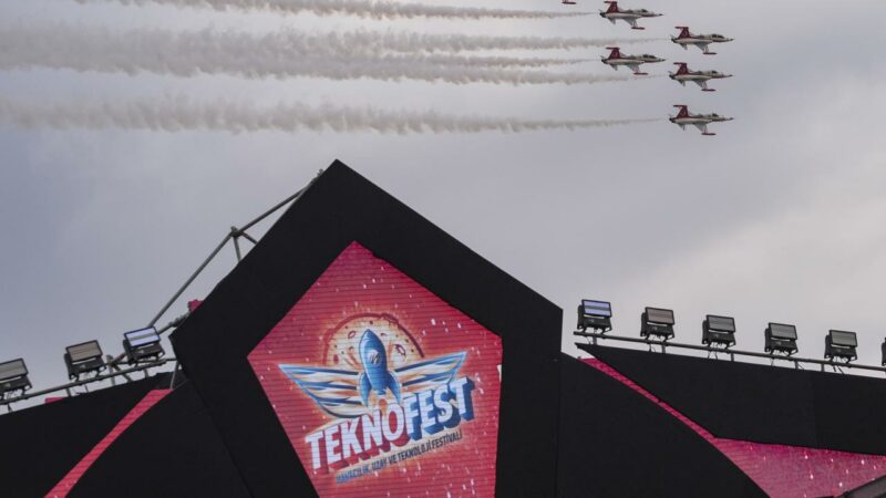 Kuzey Kıbrıs Türk Cumhuriyeti'nde (KKTC) düzenlenen TEKNOFEST'e katılmak isteyen ziyaretçiler,
