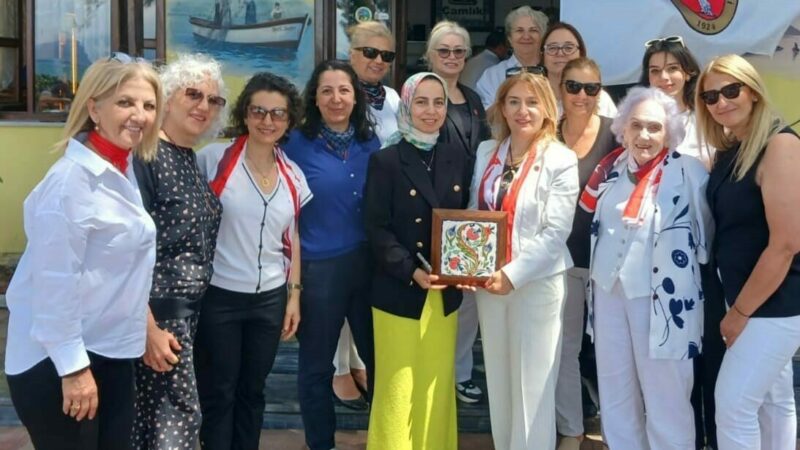 Türk Kadınlar Birliği Bursa Şubesi’nden İznik’e anlamlı ziyaret Türk Kadınlar Birliği Bursa Şubesi Başkanı Tijen Sözeri ve yönetim