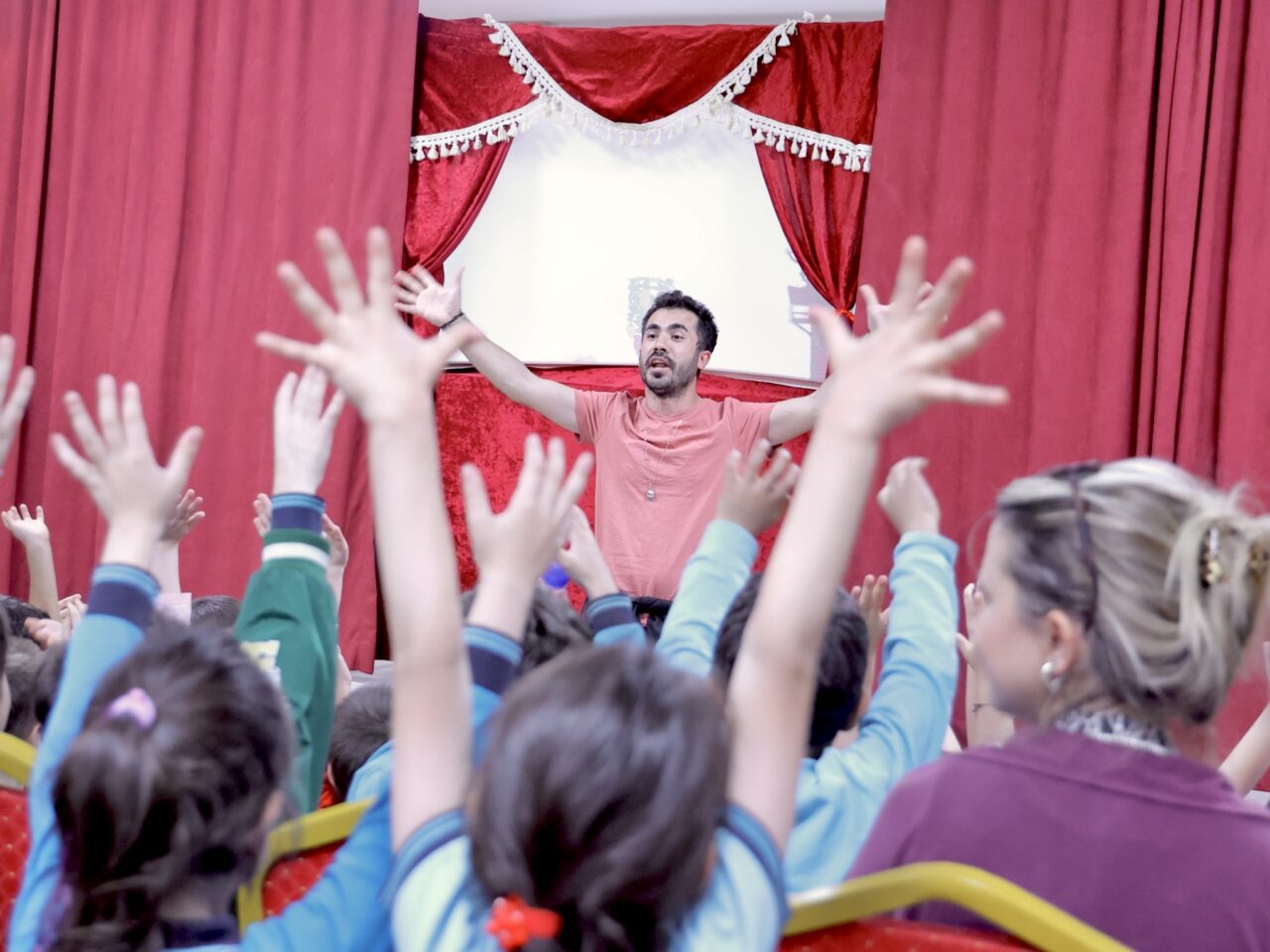 Karagöz gölge oyunu ile çocuklara enerji tasarrufu dersi