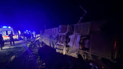 Yolcu otobüsü devrildi! Çok sayıda yaralı