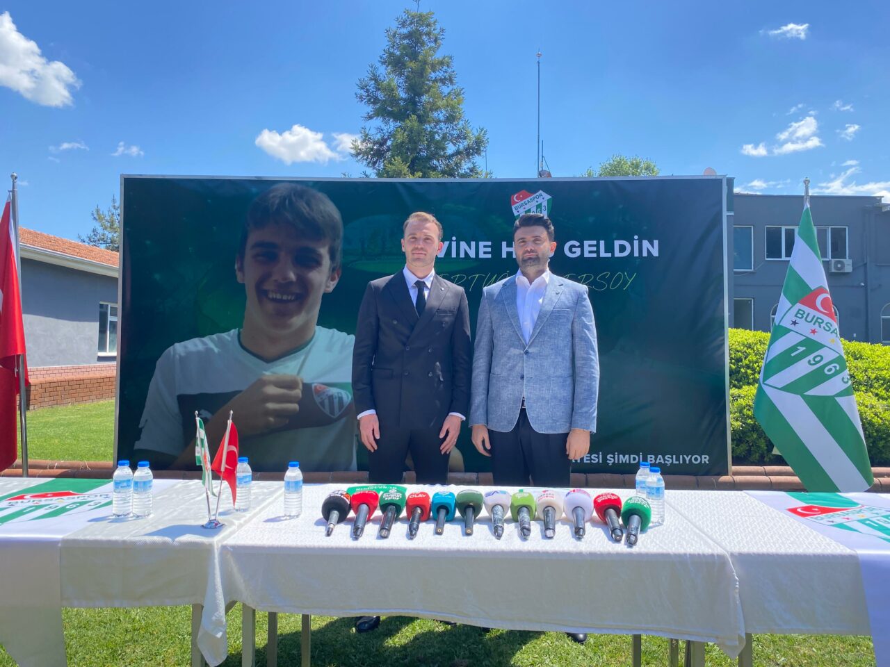 Bursaspor’un yeni transferi imzayı attı! Bursaspor’un yeni transferi imzayı attı!