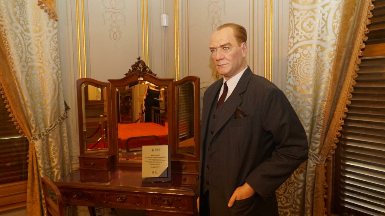 Bursa’da bir ilk: Atatürk’ün balmumu heykeli sergilenmeye başlandı!