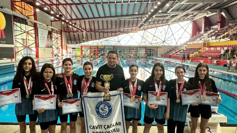 Cavit Çağlar Ortaokulu Türkiye’nin bir numarası oldu Mersin’de yapılan Türkiye şampiyonasında okulun Küçük Kızlar Yüzme Takımı kürsünün