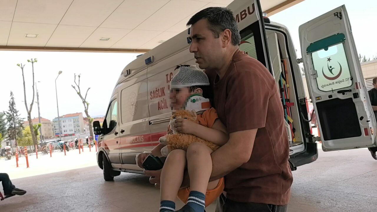 Yer: Bursa… Bisikletten düştü, oyuncağını bırakmadı Yer: Bursa… Bisikletten düştü, oyuncağını bırakmadı