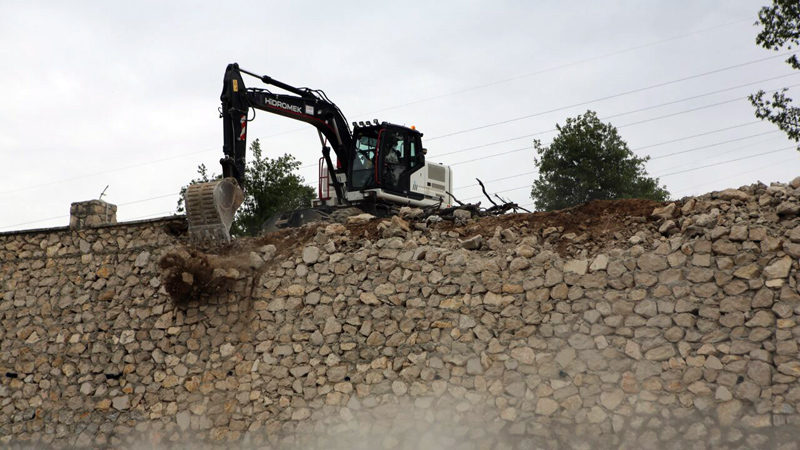 Bursa’da 3 bin 800 metrekarelik kaçak duvar yıkıldı