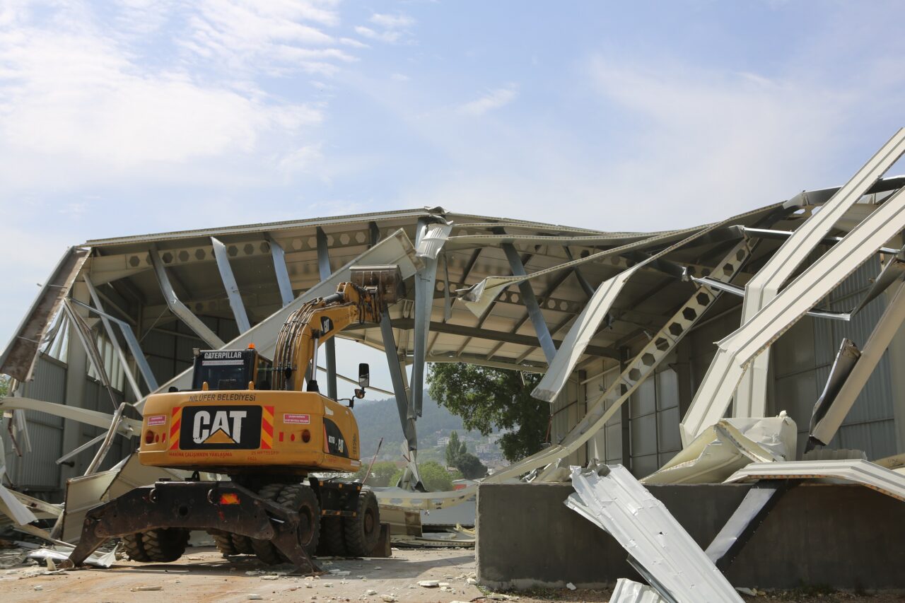 Bursa’daki kaçak fabrikalara yıkım!