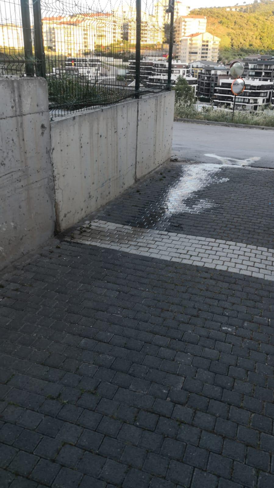 Mudanya’da site sakinlerinden kanalizasyon sızıntısı isyanı