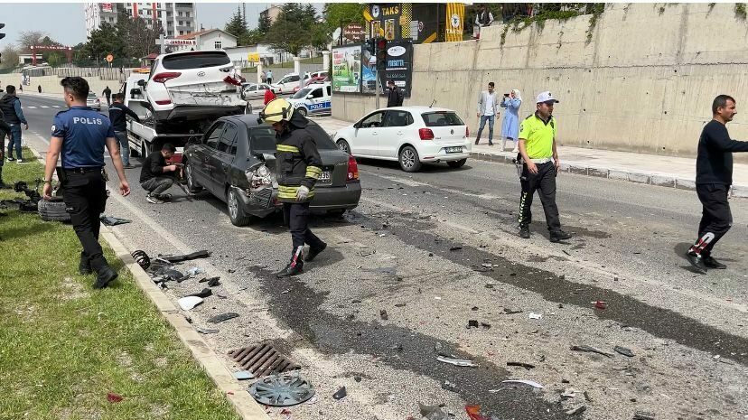 Zincirleme kaza: 6 araç birbirine girdi