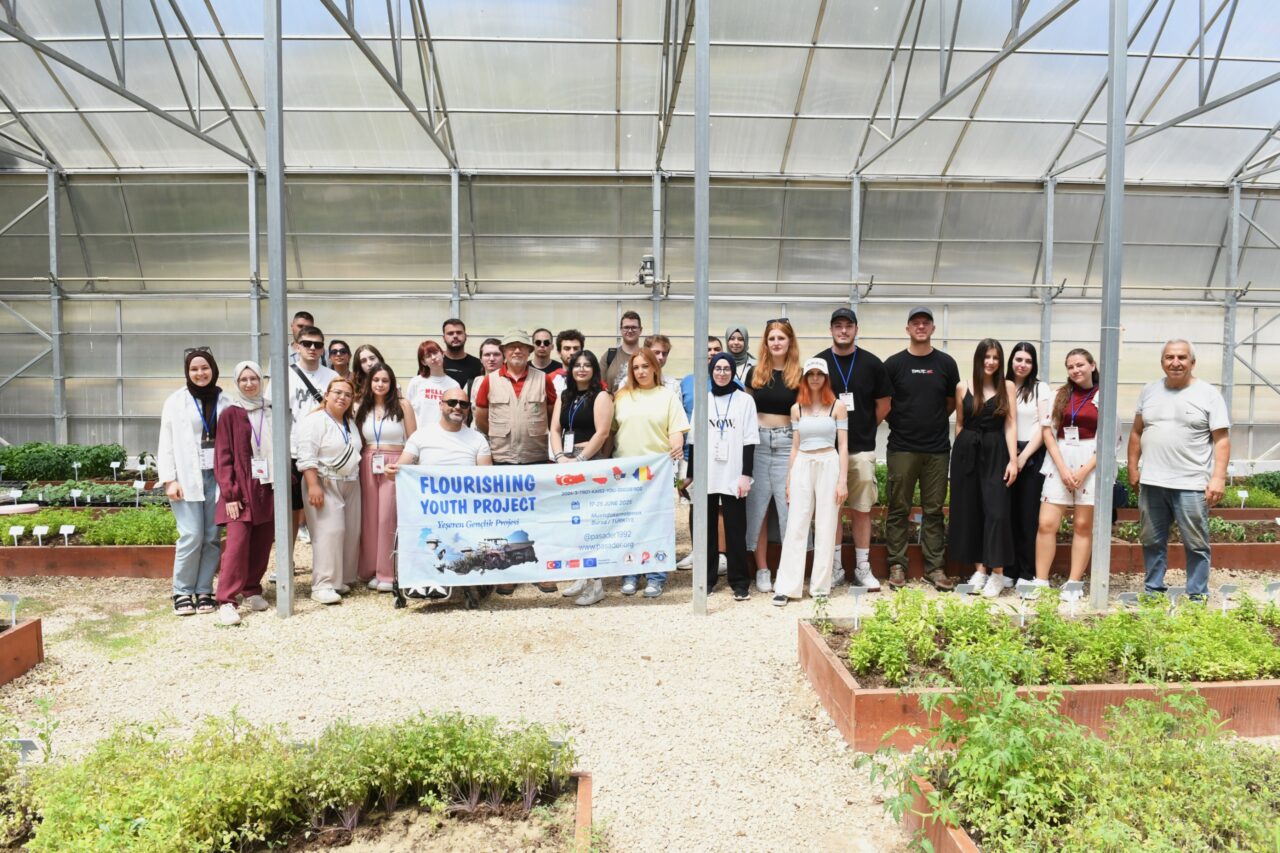 Avrupalı öğrenciler Osmangazi’de fide dikti Avrupalı öğrenciler Osmangazi’de fide dikti