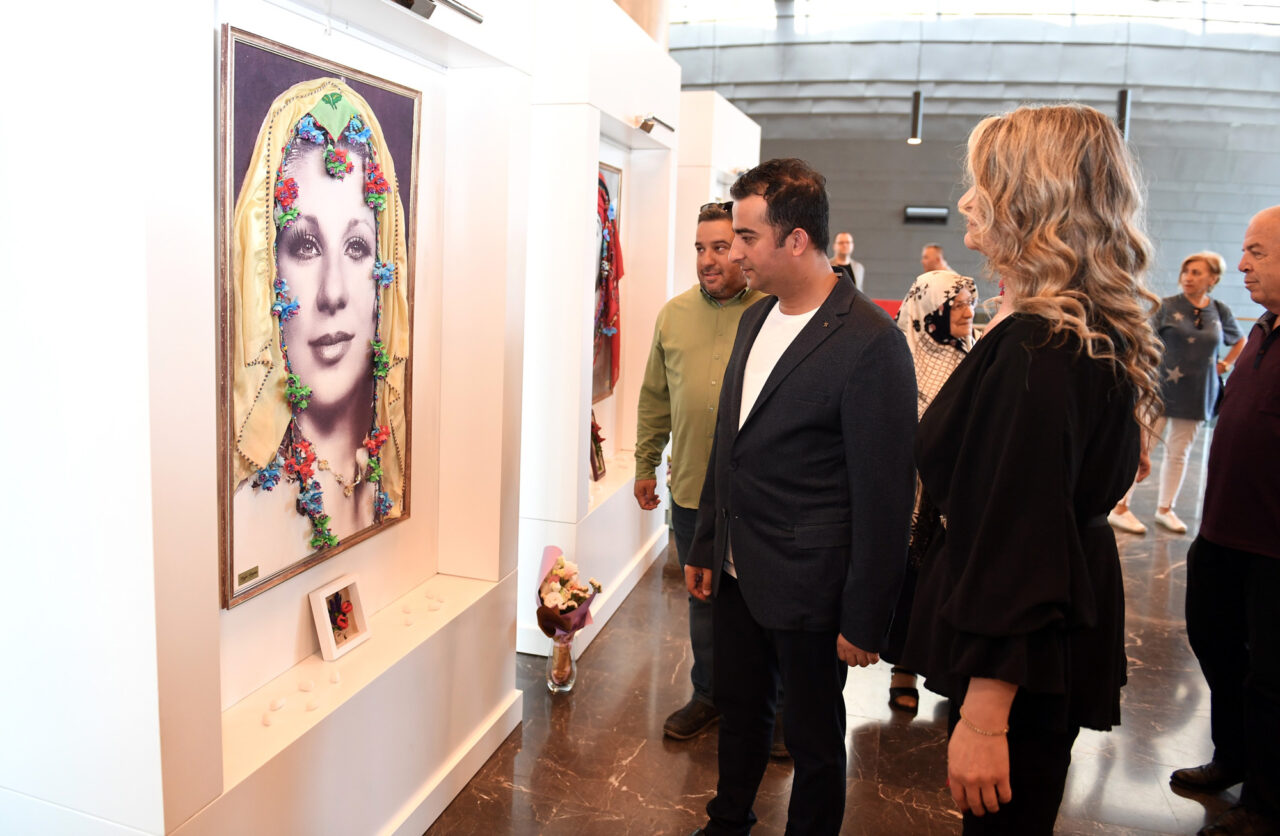 Bursa’nın ipek böceği kozaları usta oyuncuların fotoğraflarını süsledi