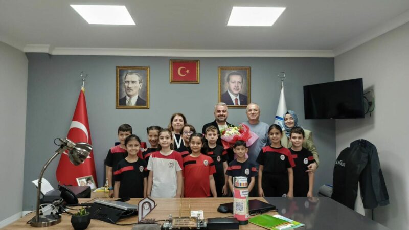 Bursa Hasan Öztimur 75. Yıl İlkokulu öğrencilerinden doğa için büyük bir adım Yıldırım ilçesinde yürütülen “Kitap Kapsülüm” Projesi kapsamında çevre bilincini artırmayı