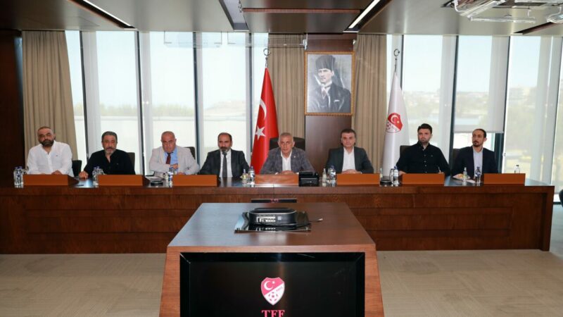 Bursaspor’un da yer aldığı 2. Lig’den yeni sezonda 4 takım mı çıkacak? Bursaspor Başkanı Enes Çelik’in de yer aldığı toplantıda TFF Başkanı