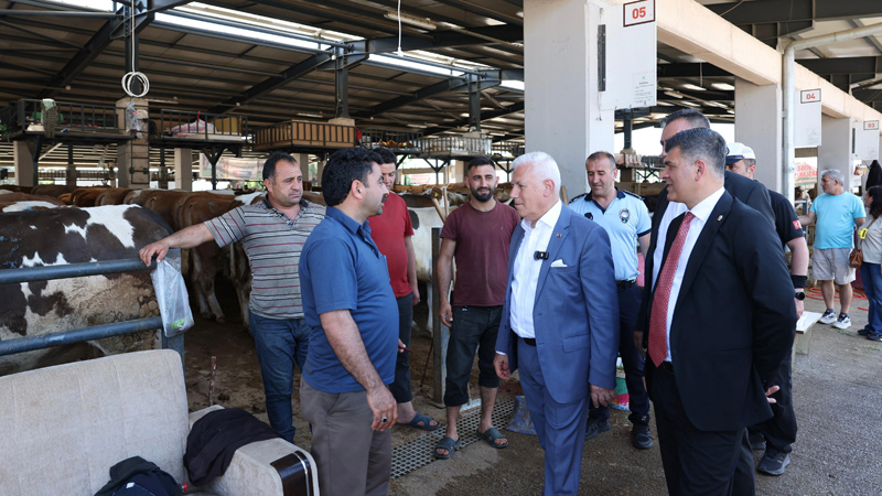 Başkan Bozbey’den kurban pazarına ziyaret