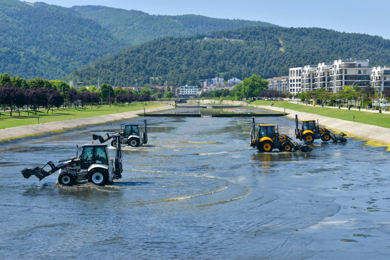 Bursa’nın ünlü parkından geçen dere temizleniyor