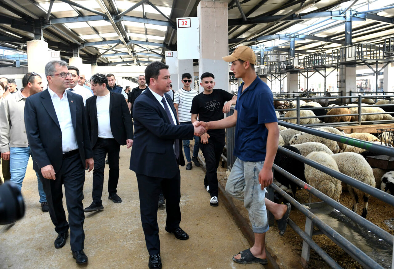 Başkan Aydın’dan kurban pazarına ziyaret