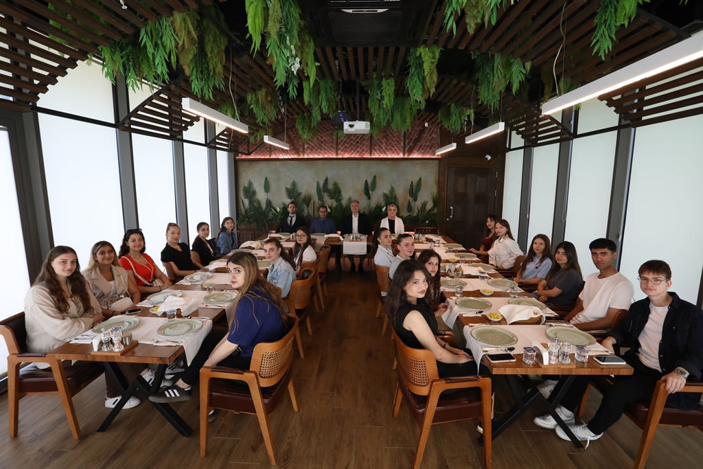 Başkan Alper Taban, stajyer öğrencilerle veda sofrasında buluştu Başkan Alper Taban, stajyer öğrencilerle veda sofrasında buluştu