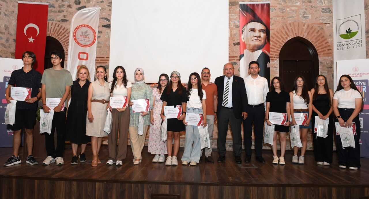 Osmangazi’de deprem tatbikatını başarıyla tamamlayan öğrencilere sertifika verildi Osmangazi’de deprem tatbikatını başarıyla tamamlayan öğrencilere sertifika verildi