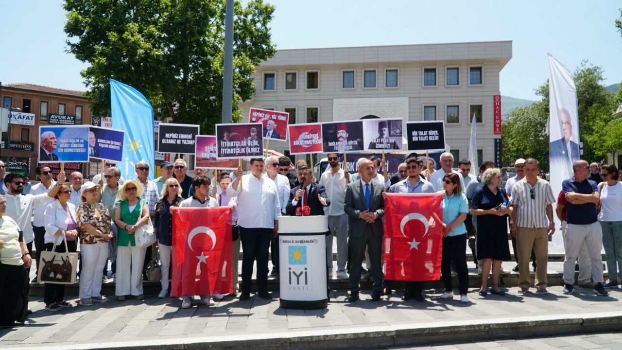 İYİ Parti Bursa’da Nutuk ve Andımız dağıttı