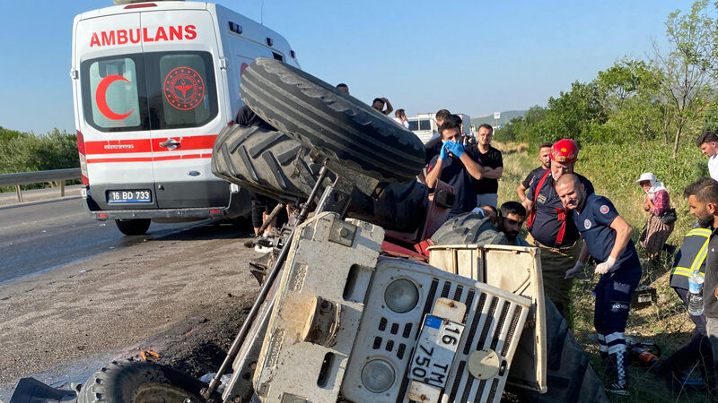 Bursa’da traktör ile çekici çarpıştı Bursa’nın Karacabey ilçesi Harmanlı Mahallesi yakınlarında meydana gelen trafik kazasında