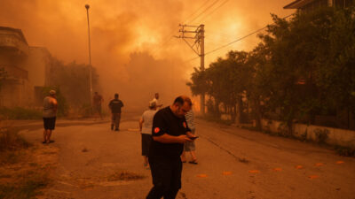 İzmir’de iki ayrı orman yangını: Yerleşim yerleri tehdit altında