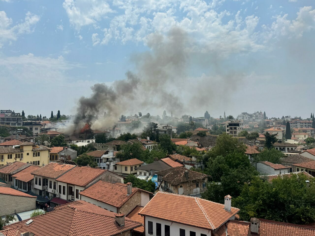 Antalya’da tarihi Kaleiçi’nde yangın
