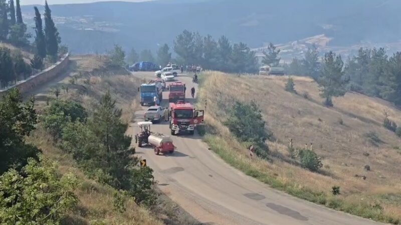 Bursa’da bir köy tahliye ediliyor Bursa'nın Orhaneli ilçesinde çıkan yangında alevlerin yaklaştığı Girencik Mahallesi, AFAD