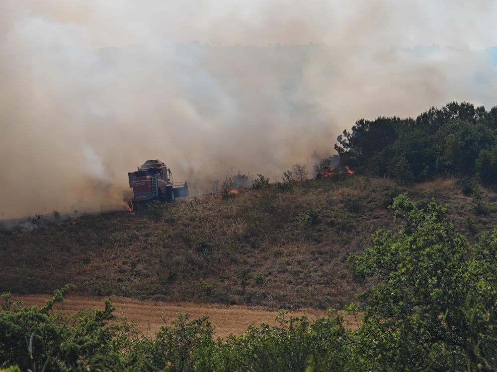 Bursa Yenişehir ilçesinde yangın! Bir biçerdöver alevlere teslim oldu Bursa Yenişehir ilçesinde yangın! Bir biçerdöver alevlere teslim oldu