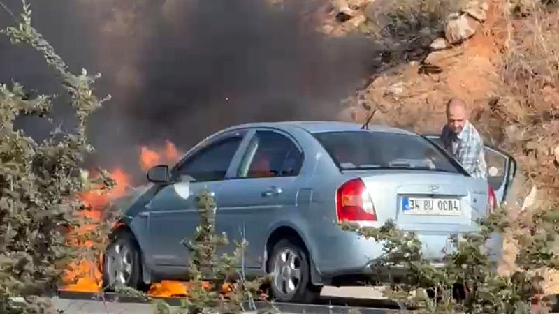 Görüntüler Bursa’dan… Yanan aracı için böyle çırpındı